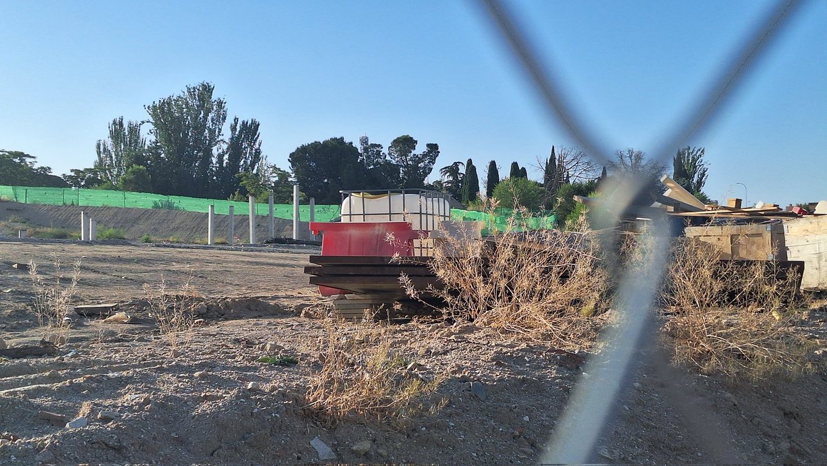 AVMontecarmelo's tweet photo. Dimos aviso formal a la @policiademadrid ese mismo día. Ayer todavía estaban los bidones de @urbaser_ donde la propia empresa del #megacantón alertaba del peligroso contenido para el que estaban destinados. Hoy ya no están. Seguimos 💪 https://t.co/tOpFNEFDeK