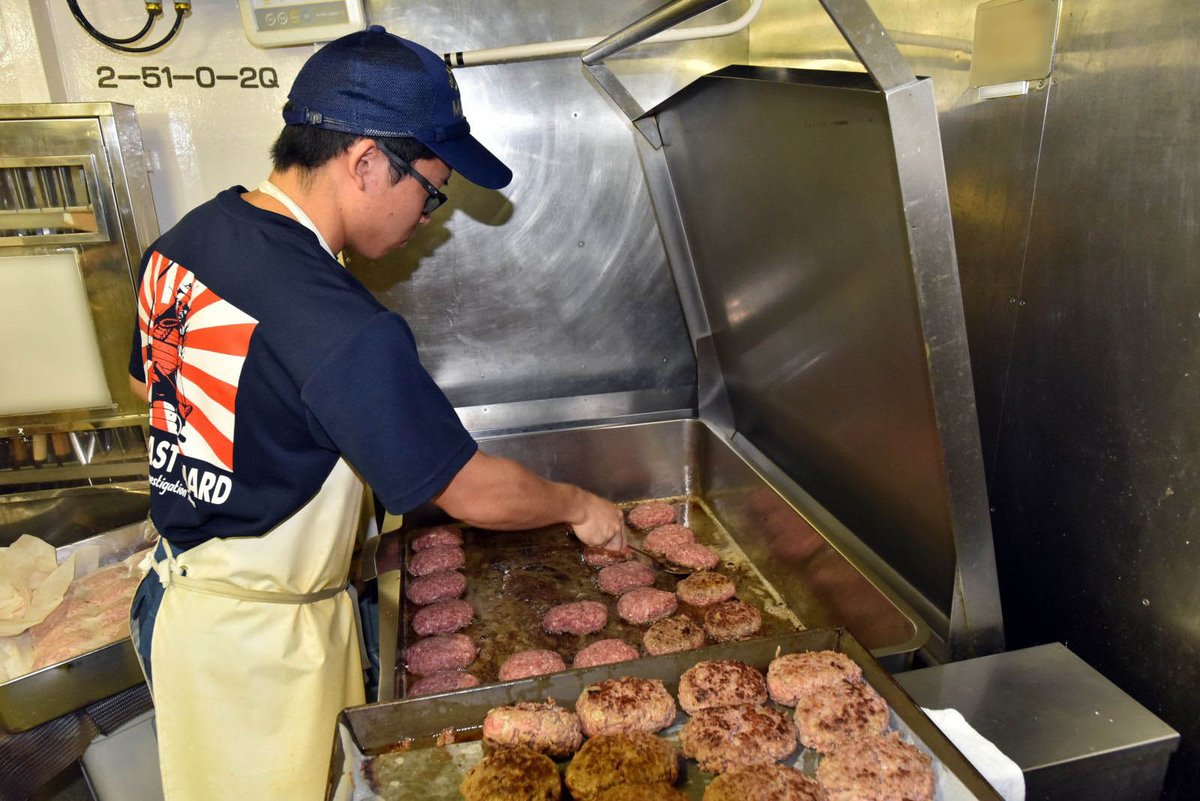 JMSDF_PAO's tweet photo. 鉄板の上でジュウジュウと音を立てる特製ハンバーグ
今日のランチも最高の予感✨

#お腹すいた #食欲爆発 #ハンバーグ好き https://t.co/5uIxI5IIFR