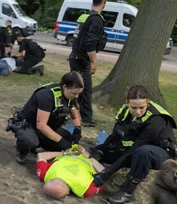 LepszyKmentator's tweet photo. "Kiedy ty będziesz wkładał rurki, to polscy patrioci będą bronić kraju!!!1!!1"

Narodowców może poskładać średnio rozgarnięta kadetka niemieckiej policji.
Nie byliby w stanie obronić nawet wsi🙃 https://t.co/fvbwr7L41q
