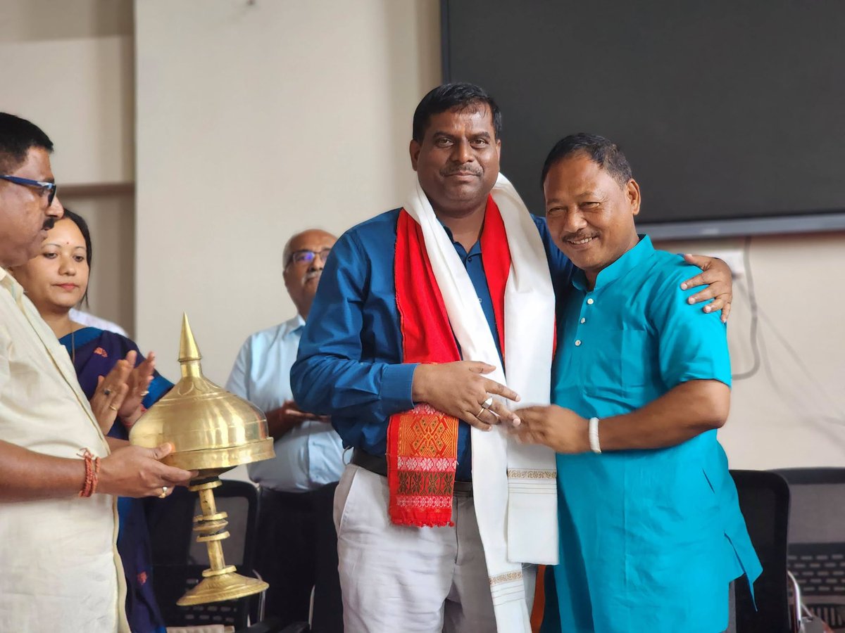 terosh3's tweet photo. বিজেপি ডিব্ৰুগড় জিলাৰ মণ্ডল কৰ্মশালাৰ প্ৰস্তুতি বৈঠকত ���াজ্যসভাৰ সাংসদ হিচাপে নিৰ্বাচিত হোৱাৰ বাবে জিলা সভাপতি শ্ৰী দুলাল বৰা ডাঙৰীয়াৰ নেতৃত্বত সম্বৰ্ধনা জনোৱা হয়।এই মৰম, শুভেচ্ছা আৰু আস্থাৰ বাবে সকলোকে আন্তৰিক কৃতজ্ঞতা জ্ঞাপন কৰিলোঁ। @NitinNabin @himantabiswa
@DilipSaikia4Bjp https://t.co/CVoCx56wO7