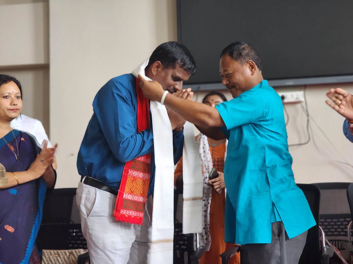 terosh3's tweet photo. বিজেপি ডিব্ৰুগড় জিলাৰ মণ্ডল কৰ্মশালাৰ প্ৰস্তুতি বৈঠকত ���াজ্যসভাৰ সাংসদ হিচাপে নিৰ্বাচিত হোৱাৰ বাবে জিলা সভাপতি শ্ৰী দুলাল বৰা ডাঙৰীয়াৰ নেতৃত্বত সম্বৰ্ধনা জনোৱা হয়।এই মৰম, শুভেচ্ছা আৰু আস্থাৰ বাবে সকলোকে আন্তৰিক কৃতজ্ঞতা জ্ঞাপন কৰিলোঁ। @NitinNabin @himantabiswa
@DilipSaikia4Bjp https://t.co/CVoCx56wO7