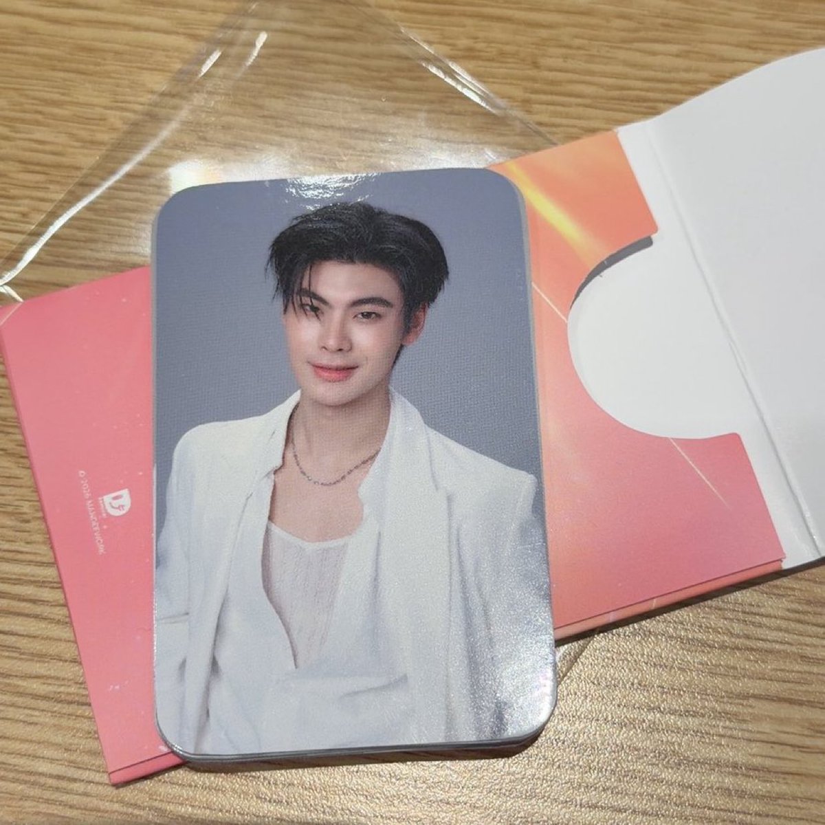 wavemeowz's tweet photo. FAWKKKKK THEE PHOTOCARD https://t.co/2awSOkvCLQ