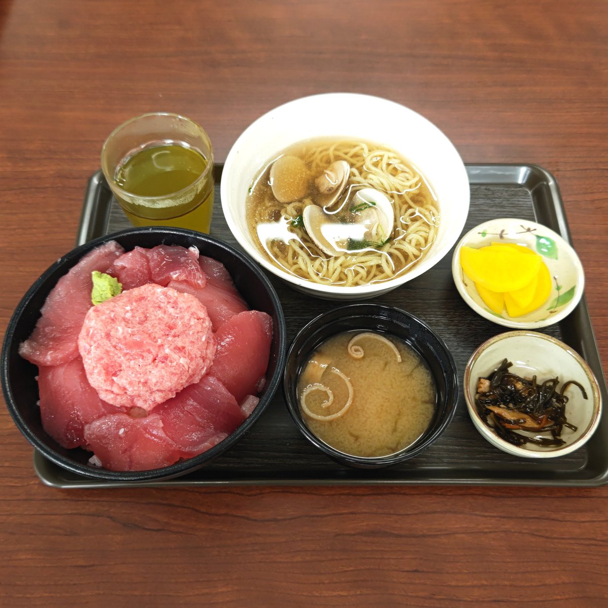 bottibochi's tweet photo. まぐろレストラン 領下店(岐阜市)

6/19オープンの新店

2色丼(1000→500円)
天丼(1000→500円)
はまぐりラーメンハーフ(280円)

稲沢店が前日にプレオープンしてたのでワンチャン狙いで訪問( ´∀`)/
6/18(木)4品に絞ってワンコインプレオープンしてました！ https://t.co/3aFX60MREd