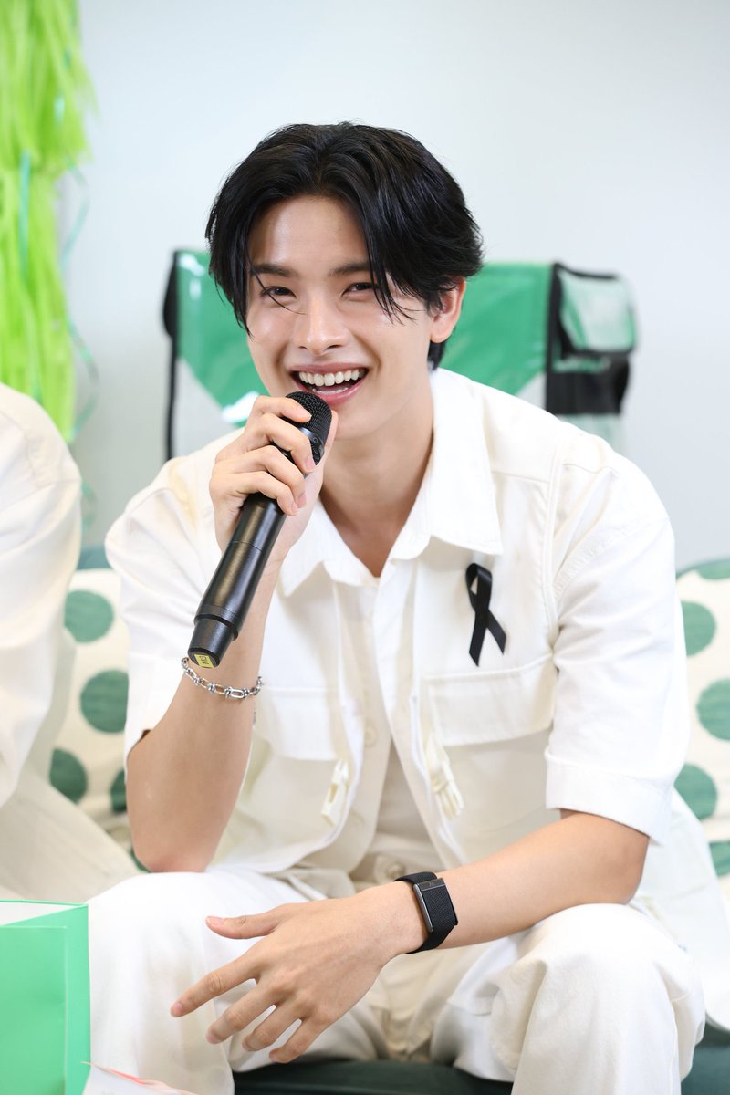 munsehint's tweet photo. ยิ้มน่ารักเหมือนเดิมเยยนิ🤏🏼💚💚

BUS x LINE MAN LIVE
#KHUNPOL
#LINEMANถูกสุดทุกวันxBUS https://t.co/NzTLwuraWB