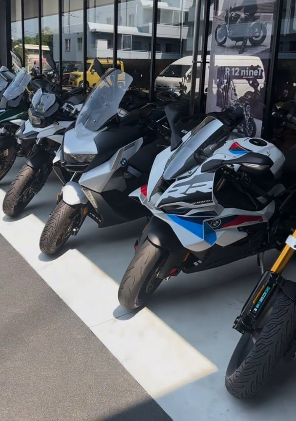 arisma1929's tweet photo. あなたの可愛い赤ちゃんが、あなたを家に連れて帰るためにここにいます。
#BMW1000RR      #バイク https://t.co/ZFllPfgPQH