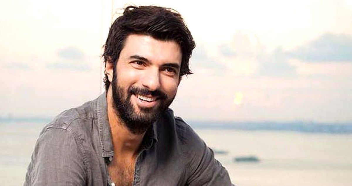 onedio's tweet photo. Engin Akyürek, son kitabı "İsimsiz"in telif gelirini Darüşşafaka'ya bağışlayacağını açıkladı. (Sabah) https://t.co/5ai4nOycCL