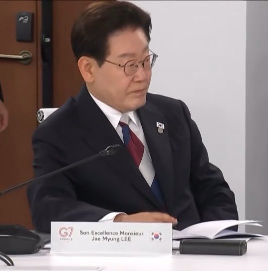 ca970008f4's tweet photo. ちなみに韓国・李在明大統領のネクタイは、よく見るとフランスのトリコロールカラー。

“よく見ると”と付け加えた通り、
主張しすぎないデザインや色で抑えめにしてさりげなく。
でも開催国フランスへ敬意を表しているように見える。

やっぱりうまいよね。 https://t.co/XJa1oYCZgo