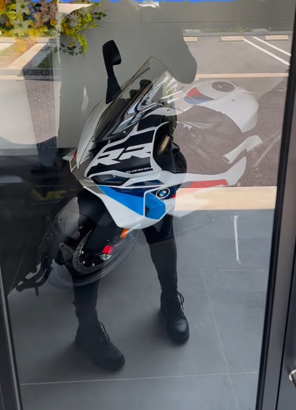 arisma1929's tweet photo. あなたの可愛い赤ちゃんが、あなたを家に連れて帰るためにここにいます。
#BMW1000RR      #バイク https://t.co/ZFllPfgPQH