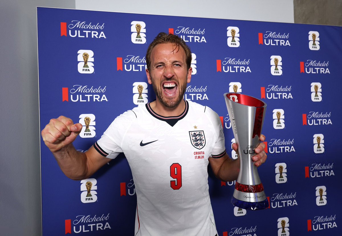 ActuFoot_'s tweet photo. Hommes du match après la première journée 🎖️  :
🇨🇴 Luis DIAZ
🇫🇷 Michael OLISE
🏴󠁧󠁢󠁥󠁮󠁧󠁿 Harry KANE

Le trio du Bayern Munich DÉMARRE FORT la Coupe du monde après une saison déjà INCROYABLE. 🔥❤️🤍 https://t.co/JJ6qNYHpV4