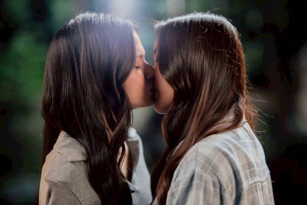 melancholianluv's tweet photo. Episode 6 Prediction: (Spoiler)  

The episode starts where Lom teaches Blew the sign she will send her that means she needs to runaway

Ending scene will be them finally having their first "real" kiss 😮‍💨

#เสน่หาวาโย 
#4elements https://t.co/AiSLrLWi1P