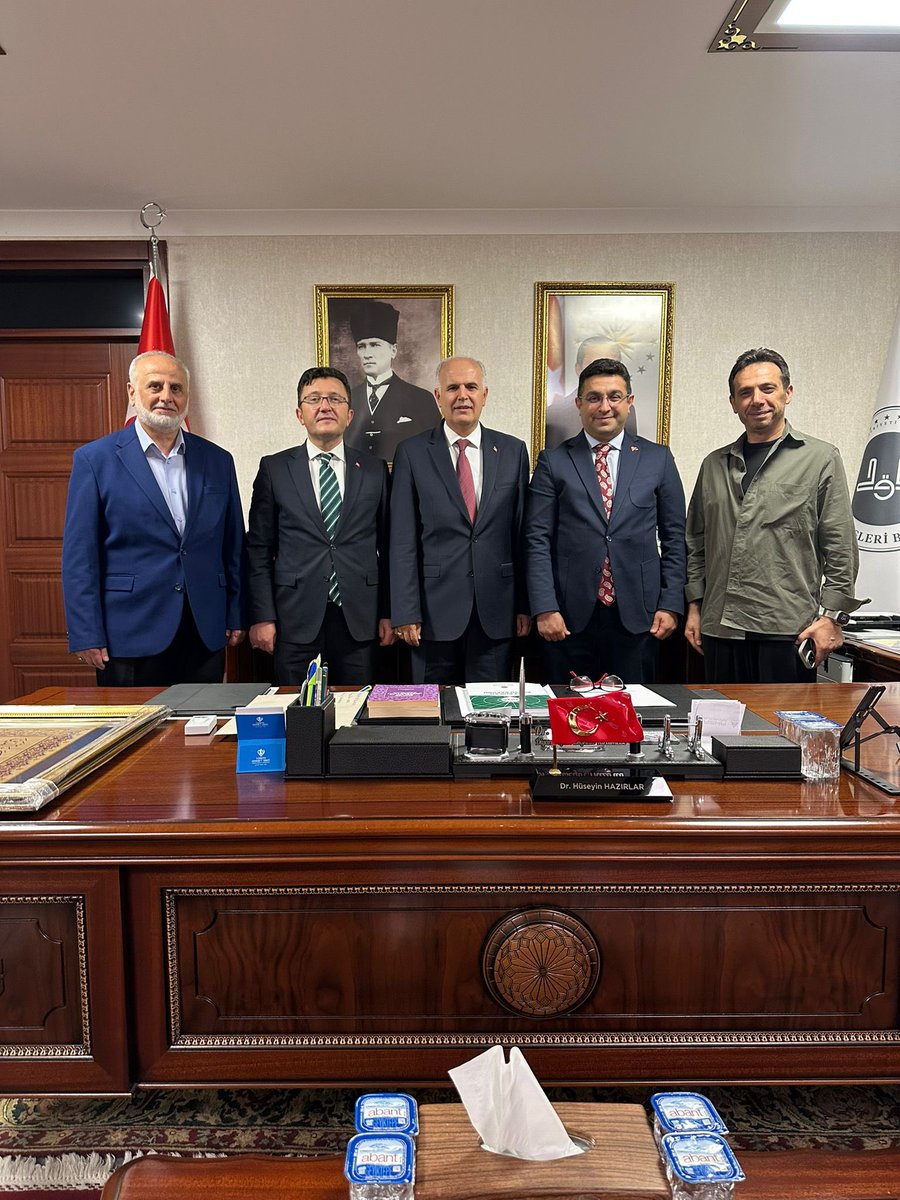 ehadgm's tweet photo. 📍 Diyanet İşleri Başkanlığı Ziyareti

EHAD Genel Başkanımız Sayın Ali Özdemir ve beraberindeki yönetim kurulu üyeleri, Diyanet İşleri Başkan Yardımcıları Prof. Dr. Ahmet İshak Demir ve Dr. Hüseyin Hazırlar’ı makamlarında ziyaret etti.
Gerçekleştirilen ziyarette hafızlık eğitiminin geliştirilmesine yönelik çalışmalar, hafızlarımızın eğitim süreçleri ve geleceğe yönelik projeler üzerine istişarelerde bulunuldu. Ayrıca yeni görevlerinden dolayı kendilerine hayırlı olsun dilekleri iletilerek başarı temennilerinde bulunuldu.

@aidemir @huseyinhazirlar @diyanetbasin 

@aliozdemirgsb