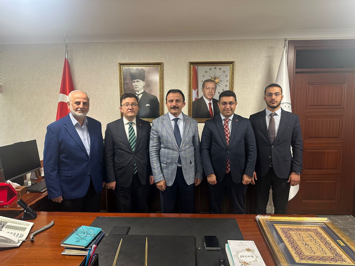 ehadgm's tweet photo. 📍 Diyanet İşleri Başkanlığı Ziyareti

EHAD Genel Başkanımız Sayın Ali Özdemir ve beraberindeki yönetim kurulu üyeleri, Diyanet İşleri Başkan Yardımcıları Prof. Dr. Ahmet İshak Demir ve Dr. Hüseyin Hazırlar’ı makamlarında ziyaret etti.
Gerçekleştirilen ziyarette hafızlık eğitiminin geliştirilmesine yönelik çalışmalar, hafızlarımızın eğitim süreçleri ve geleceğe yönelik projeler üzerine istişarelerde bulunuldu. Ayrıca yeni görevlerinden dolayı kendilerine hayırlı olsun dilekleri iletilerek başarı temennilerinde bulunuldu.

@aidemir @huseyinhazirlar @diyanetbasin 

@aliozdemirgsb
