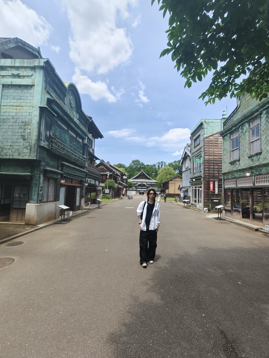 winlostsakit's tweet photo. 息子と「江戸東京たてもの園」来てみたで～っ📍😎

これがまぁ広いのなんのｗｗｗ😂
明治・大正・昭和の建物がずらーっと移築されとって、まるごとタイムスリップした気分や‼️🕰️✨

黄色い都電（7514号）とバスもあって、おじさん的にはこういうのテンション上がるんよな～🚋💛

「南佐久間町」のバス停とか、昭和の雰囲気バリバリで懐かしいわ😭
息子と並んで歩いとると、なんか親父の若い頃を思い出すような不思議な気持ちになったわ…❤️

銅葺き屋根の商家やレンガの建物、武家屋敷の門まであって、見応えありすぎて時間あっという間やった⏰😅

評価4.5の野外博物館、伊達じゃないわ‼️🌟

こういう文化的な散歩も親子でできる歳になったんやな～ 🥹

#江戸東京たてもの園 #小金井公園 #都電7514 #親子散歩 #おじさん建築好き