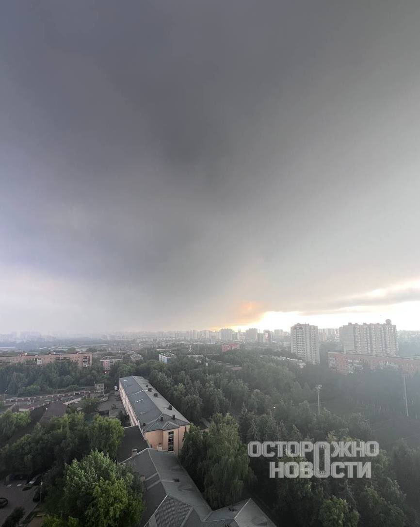 tvrain's tweet photo. Небо над Москвой заволокло дымом

Фотографии неба в окрестностях Жулебино, в Люберцах и Люблино публикуют «Осторожно, новости».

«Аэрофлот» тем временем просит пассажиров, чьи рейсы были отменены, не приезжать в аэропорт и оформлять возвраты дистанционно.

Сейчас все московские аэропорты снова закрыты: в Домодедово, Шереметьево, Внуково и Жуковском повторно ввели ограничения на полеты.