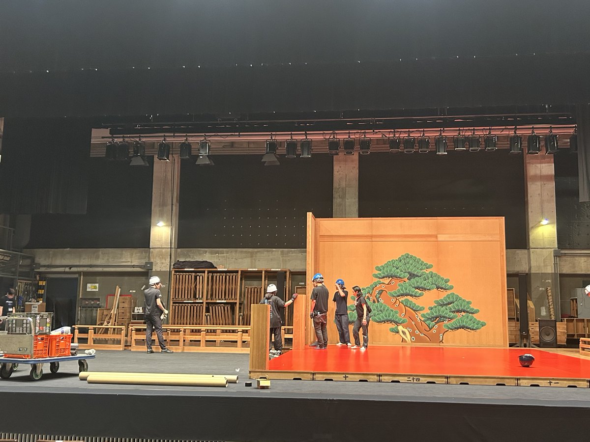 ichikawa_bunka's tweet photo. 【6/20『HANAGO－花子－』】
本日より舞台仕込みがスタートしました！
先日、大盛況のうちに幕を閉じた渋谷公演。市川公演では、小ホールに特設の能舞台を設営し上演いたします。
能舞台とコンテンポラリーダンスが融合する作品「HANAGO」公演にどうぞご期待下さい！ https://t.co/nAkSAaNK0V