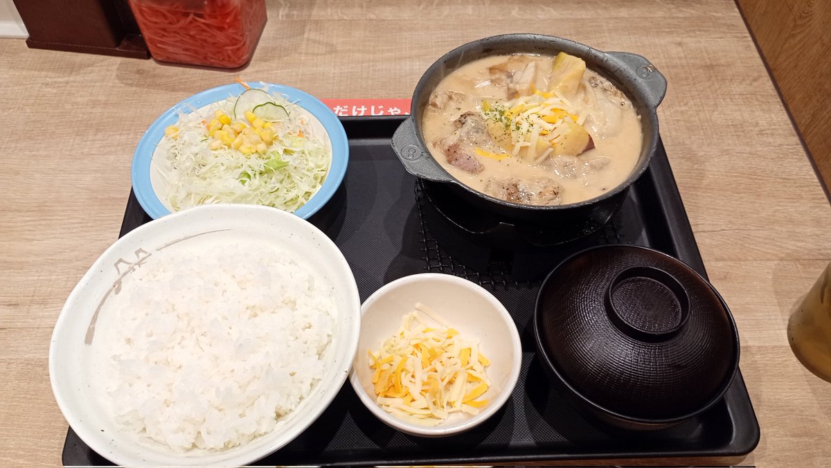 Reinhardt490's tweet photo. 昼食&amp;夕飯はシュクメルリ鍋🍲
ポイ活で稼いだ楽天ポイントで食べるご飯は最高です😋 https://t.co/c9CeqDnZz1