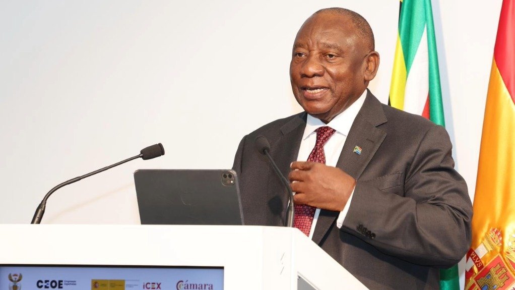 Constitution_94's tweet photo. 🔴 JUST IN🔴

The legal advise from a Senior Counsel [Adv Mokhari] has informed the Parliament [s89 Impeachment Inquiry] says the High Court has no jurisdiction to stop the order of the Concourt 

He says the Concourt has instructed Parliament to get on with s89 Impeachment Inquiry 

He says Ramaphosa is wasting time.
