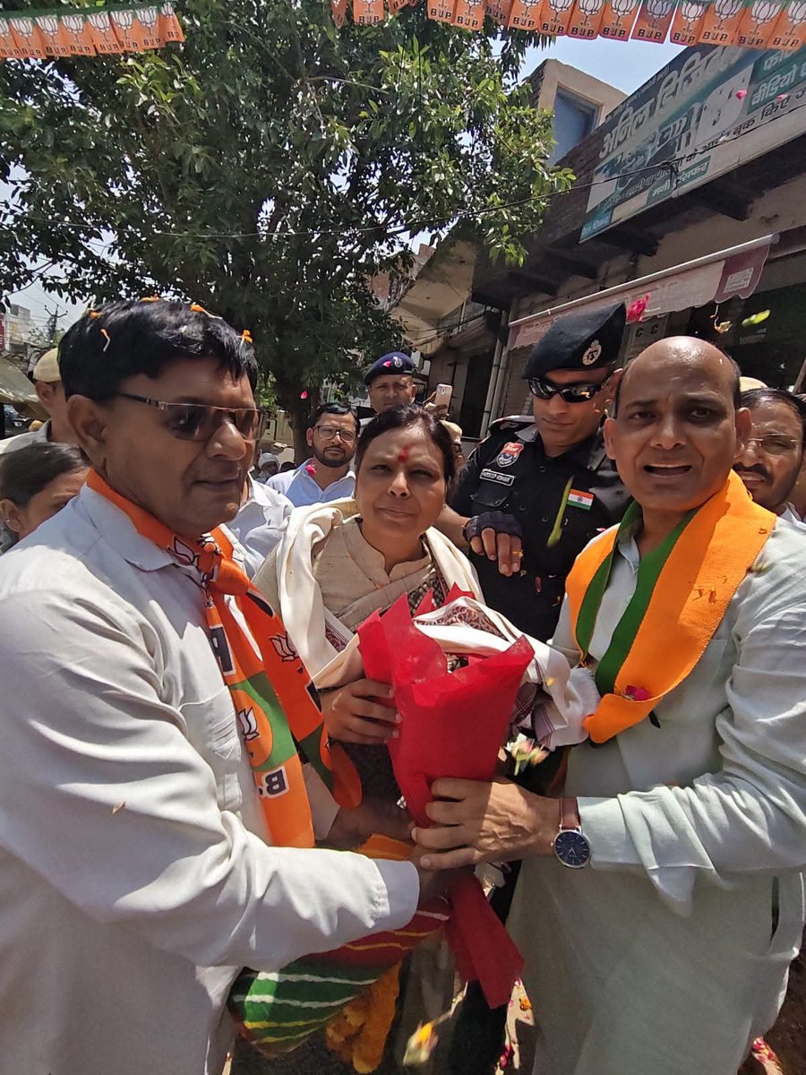BJP4Haryana's tweet photo. प्रदेश अध्यक्ष डॉ. अर्चना गुप्ता जी ने आज नूंह प्रवास के दौरान परम पूजनीय संत शिरोमणि गुरु रविदास जी के मंदिर प्रांगण में शीश नवाया तथा उनका पावन आशीर्वाद प्राप्त किया।

इस अवसर पर उन्होंने कहा कि गुरु रविदास जी के विचार और शिक्षाएँ आज भी समाज को समानता, समरसता, सामाजिक न्याय और मानवता का मार्ग दिखाती हैं। उनके आदर्श हम सभी को सेवा, सद्भाव और समाज के अंतिम व्यक्ति के उत्थान के लिए निरंतर कार्य करने की प्रेरणा देते हैं।

मंदिर प्रांगण में उपस्थित भारतीय जनता पार्टी के समर्पित कार्यकर्ताओं, प्रबुद्ध जनों एवं सम्मानित साथियों ने प्रदेश अध्यक्ष जी का आत्मीय स्वागत एवं अभिनंदन किया। इस स्नेह, सम्मान और अपनत्व के लिए प्रदेश अध्यक्ष जी ने सभी का हृदय से आभार व्यक्त किया।

@bjparchanagupta