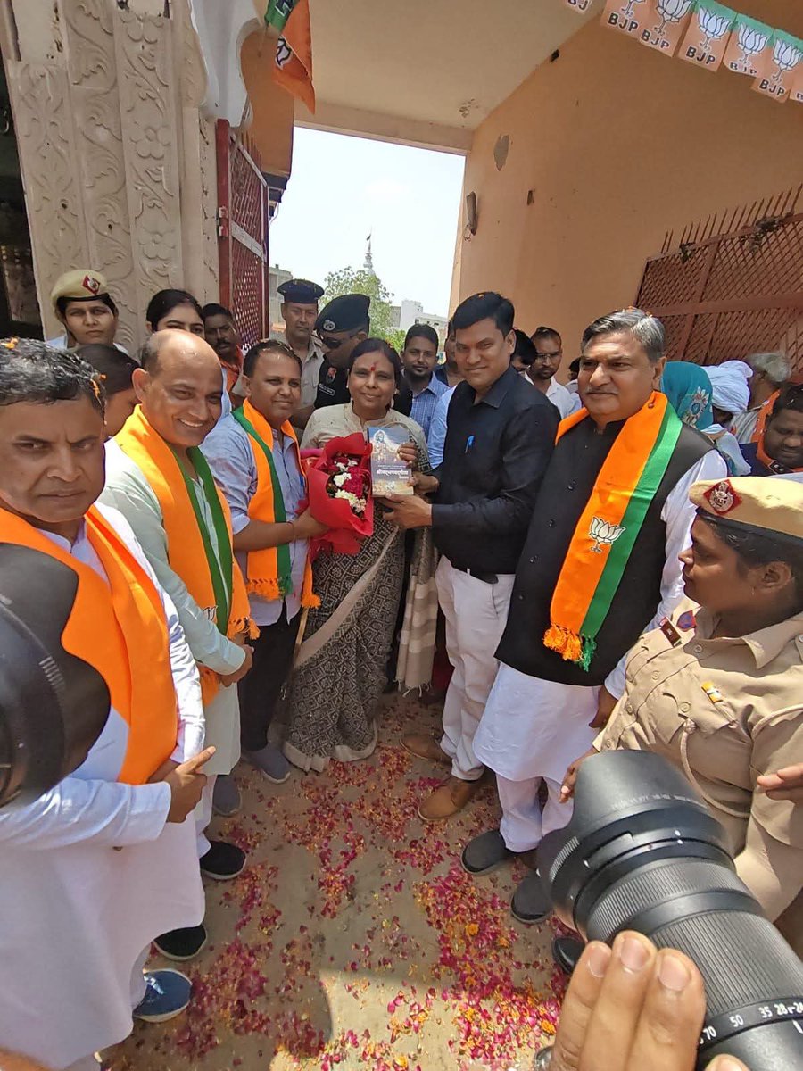 BJP4Haryana's tweet photo. प्रदेश अध्यक्ष डॉ. अर्चना गुप्ता जी ने आज नूंह प्रवास के दौरान परम पूजनीय संत शिरोमणि गुरु रविदास जी के मंदिर प्रांगण में शीश नवाया तथा उनका पावन आशीर्वाद प्राप्त किया।

इस अवसर पर उन्होंने कहा कि गुरु रविदास जी के विचार और शिक्षाएँ आज भी समाज को समानता, समरसता, सामाजिक न्याय और मानवता का मार्ग दिखाती हैं। उनके आदर्श हम सभी को सेवा, सद्भाव और समाज के अंतिम व्यक्ति के उत्थान के लिए निरंतर कार्य करने की प्रेरणा देते हैं।

मंदिर प्रांगण में उपस्थित भारतीय जनता पार्टी के समर्पित कार्यकर्ताओं, प्रबुद्ध जनों एवं सम्मानित साथियों ने प्रदेश अध्यक्ष जी का आत्मीय स्वागत एवं अभिनंदन किया। इस स्नेह, सम्मान और अपनत्व के लिए प्रदेश अध्यक्ष जी ने सभी का हृदय से आभार व्यक्त किया।

@bjparchanagupta