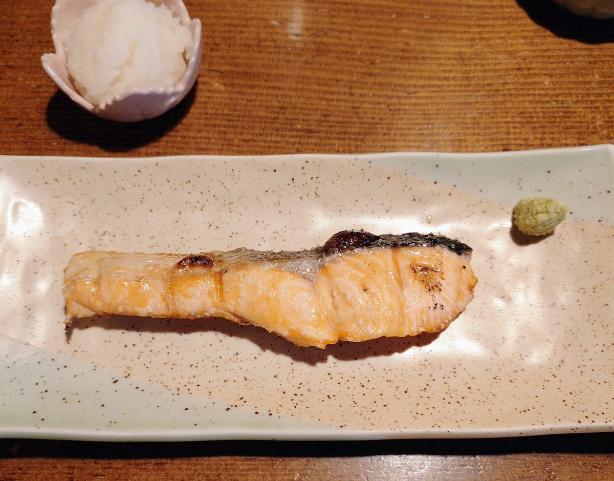 dontaku_2016's tweet photo. 苫小牧駅前の「ますだ」は酒と魚の店。
メチャ旨な時不知(ときしらず)などを食べた。
自分は運良く入店できたけど、大将が1人で切り盛りしてるので、予約した方が良さそう。

この店で親世代の乗り鉄のおっちゃんと話が弾んで2軒目も行ってしまった🍶 https://t.co/9ZvKsbx3ZJ