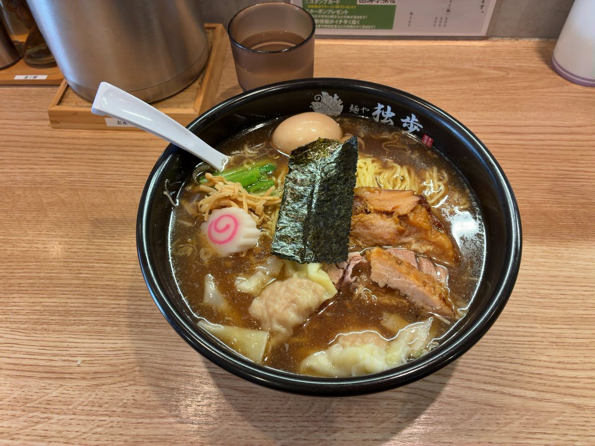 pantaron5555's tweet photo. そんな中、2限だけという長男と立川駅で待ち合わせして向かったのは青梅線中神駅。昔ラーメンスクエアに入っていた麺や独歩さんの昭島本店へ。なかなか青梅線に乗らないので、やっと念願叶い、大好物の「極上魚介中華蕎麦」（1500円）を。300gがデフォなので、朝食はサラダだけにして備えた✌️ https://t.co/QyNDPlN9XM