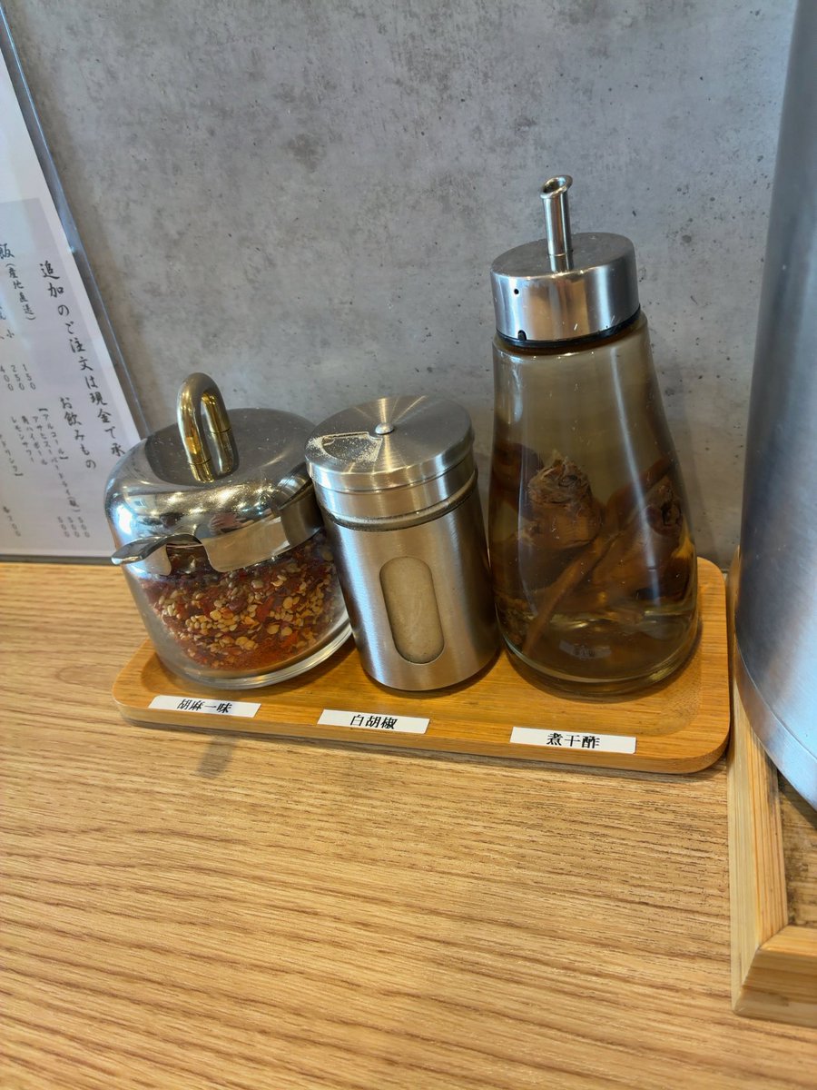 pantaron5555's tweet photo. そんな中、2限だけという長男と立川駅で待ち合わせして向かったのは青梅線中神駅。昔ラーメンスクエアに入っていた麺や独歩さんの昭島本店へ。なかなか青梅線に乗らないので、やっと念願叶い、大好物の「極上魚介中華蕎麦」（1500円）を。300gがデフォなので、朝食はサラダだけにして備えた✌️ https://t.co/QyNDPlN9XM