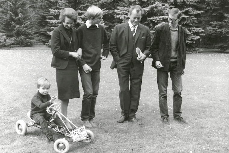 HeikeSpecht's tweet photo. Vor 56 Jahren wurde das Wahlrecht für 18-Jährige eingeführt.
"Mehr Demokratie wagen" war für die Brandts durchaus auch in der eigenen Familie ein wichtiges Motto. Der skandinavische Einfluss Rut Brandts war hier unverkennbar. 
1/2  Foto: LA Berlin https://t.co/lg3bWvz1jB