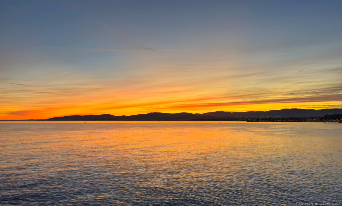jmlpyt's tweet photo. Quand le ciel et la mer ne font plus qu'un. ✨
Un spectacle grandiose ce soir à Saint-Raphaël. Les couleurs du ciel se déversent dans la mer, créant un chemin de lumière.
Un moment de beauté pure, capturé depuis la côte. 📸 iPhone 15
#SaintRaphael #CoucherDeSoleil #Reflet #Paysage #Photographie