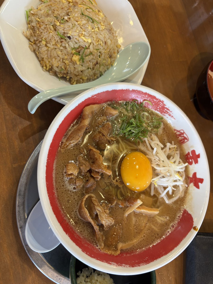 hm11041104's tweet photo. 遅くなったランチは東大へ
徳島ラーメンとチャーハン
安定の美味さでした😋 https://t.co/rOcWM1oHWP