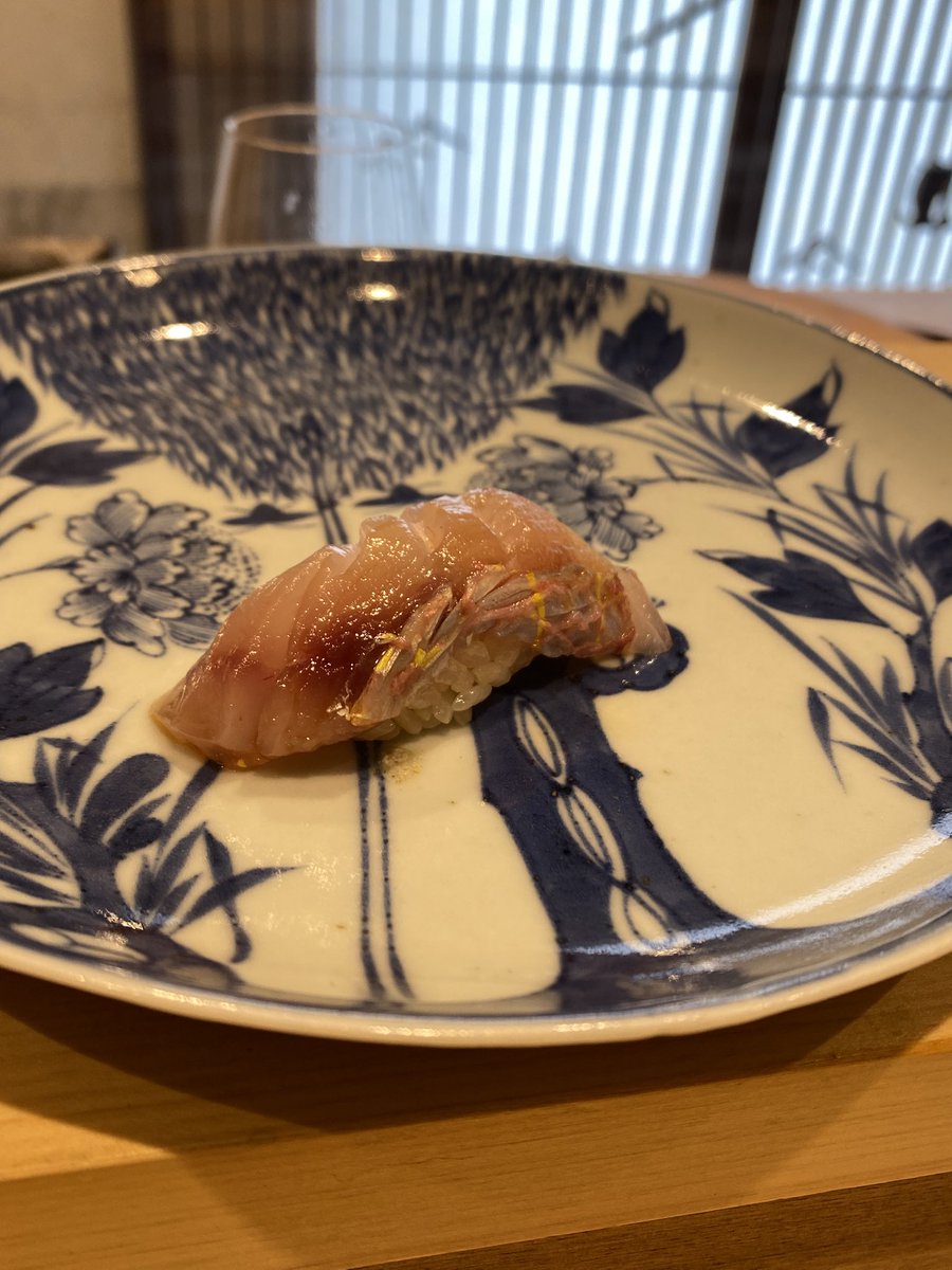 kozou143's tweet photo. 久しぶりの山治
今日は自分たち以外全員外国人の方ということで築地っぽいお店になりましたね
相変わらずコスパ高く美味しかったです☺️ https://t.co/cakj78LOA3