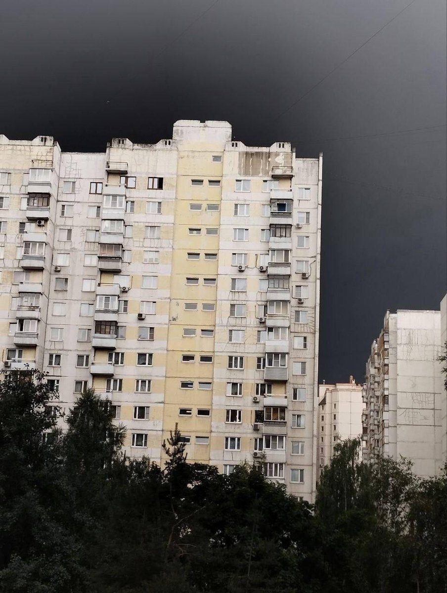 sternenko's tweet photo. У Москві вже ніч. Очікуються нафтові дощі.

Хто святкує – кидайте донат! https://t.co/xZh50AkwRM