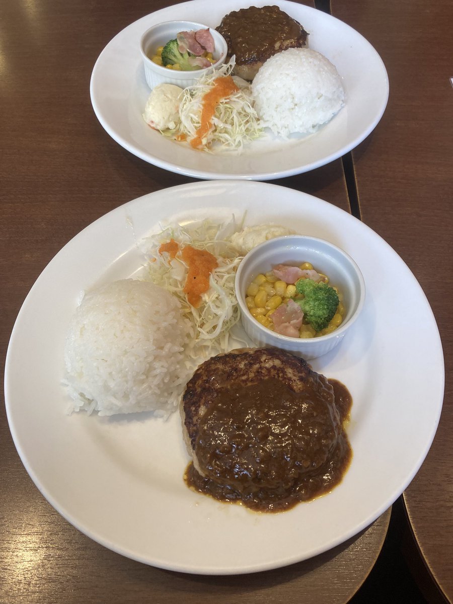 morley092's tweet photo. 本日のお昼ご飯は、元請けさんの事務所の近くにあるデニーズにレッツらゴ〜✨🍴(←要らん情報🤣笑)
あ、我々別にファミレス巡りしてる訳じゃないですからね😅💦
ランチのカレーハンバーグ&amp;ベーコンコーン🍛、めっちゃ美味しかったっす〜✨✨😆👍 https://t.co/qHc34psAyg