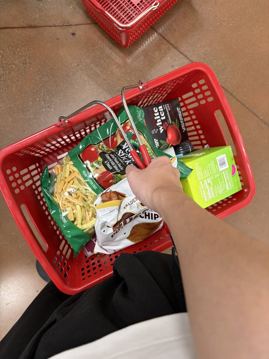 waterlemonst's tweet photo. 今天去 Trader Joe’s 买了血橙莫奇，回家直接拆了吃。味道还不错，血橙味挺明显的。
晚上又吃了烤排骨套餐，配蒜蓉面包和凉菜，挺满足的。
周末就这样随便吃吃喝喝，很舒服。 https://t.co/He2xmbFoIb