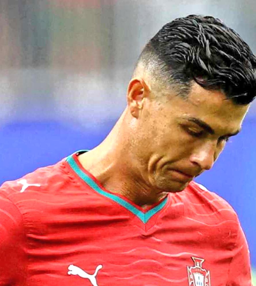 __SkyJackson__'s tweet photo. 🤡 #GOAT 🤡
#GameOVER @Cristiano 😎
#Portugal
#Ronaldo
#CristianoRonaldo
#CR7 #DRKongo #Kongo #Fifa https://t.co/3toxQP6Ba6
