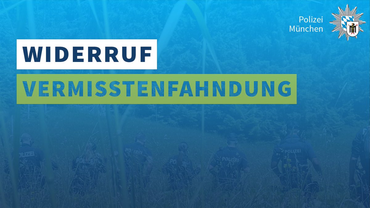 Das Bild zeigt eine Kette an Polizeibeamten bei einer Absuche auf einem Feld vor einem angrenzenden Wald. Das Foto hat ein blaues Overlay mit der gelben Überschrift „Widerruf Vermisstenfahndung“. Oben rechts befindet sich der Polizeistern des Polizeipräsidiums München.