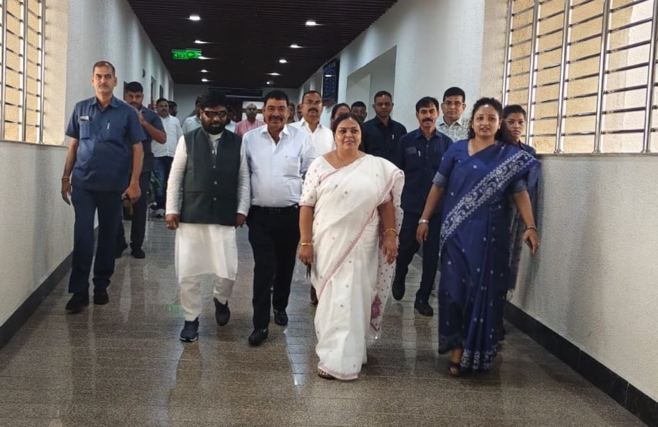 Live_Dainik's tweet photo. मुख्यमंत्री हेमंत सोरेन और गांडेय विधायक कल्पना सोरेन महागठबंधन के विधायकों के साथ राज्यसभा चुनाव में वोट डालने पहुंचे।
@HemantSorenJMM @JMMKalpanaSoren @pranavINC @INCJharkhand_ @JmmJharkhand @RJDforIndia @SPYadavGodda https://t.co/M5YDOauLjz