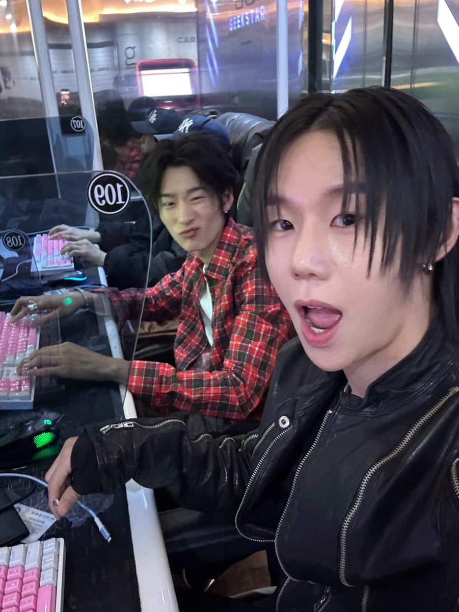 xuxurx_'s tweet photo. 나 이때 찍은 종수 래성 사진 너무 좋아함…
00년생 남자 둘이서 놀러간 곳이 바닷가 피씨방 이런 곳이고 서로 사진 찍어준 것도 개귀염 https://t.co/D1vdnRgbA7