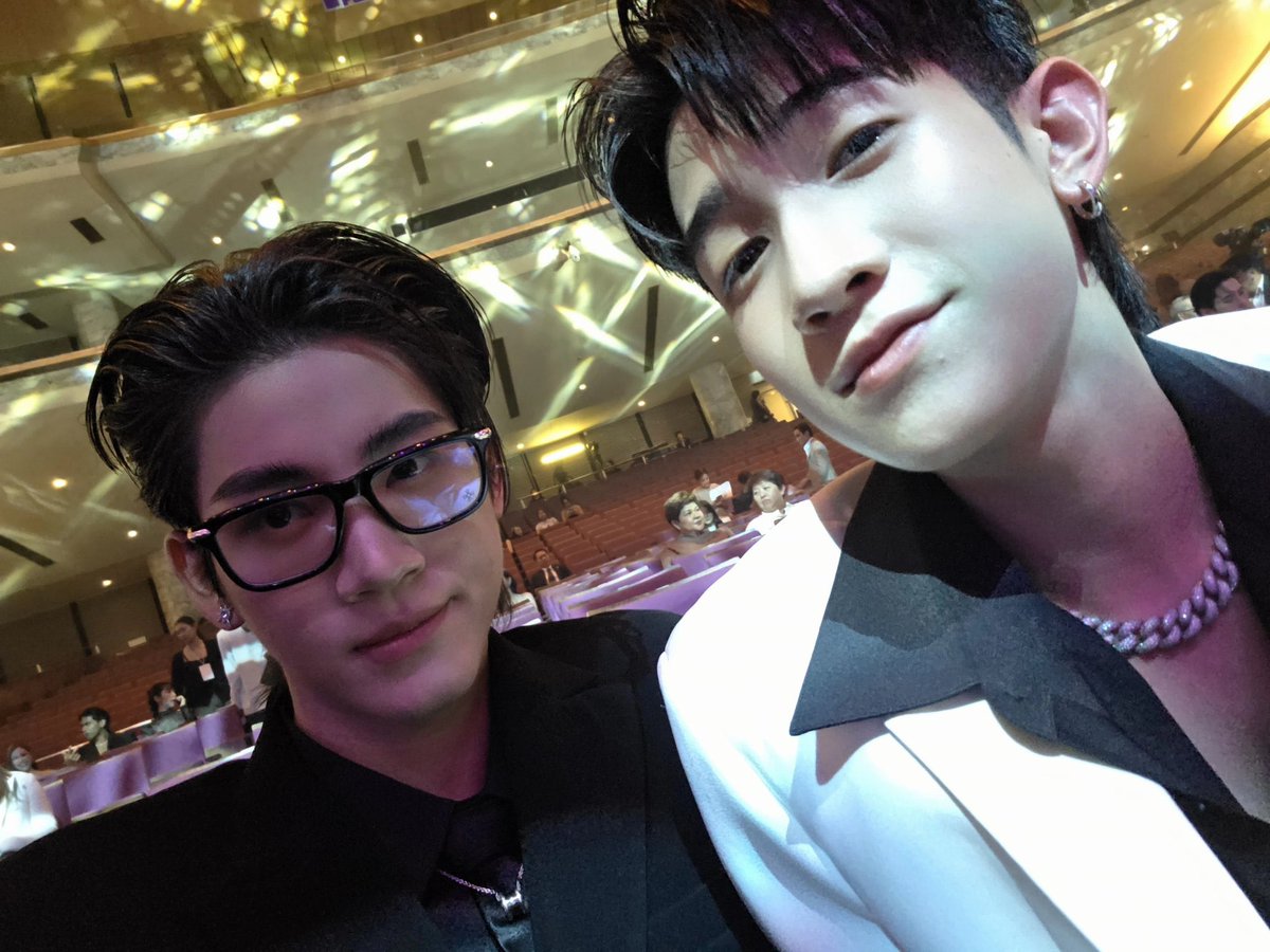 lupinnme's tweet photo. แอลม่อนโปรเกรส GMMTV2027 ยืนกลางอีกได้มั้ยวะ จะเกย์หรือไม่เกย์ก็ได้ อยากดูการแสดงอ่ะ

เข้าใจว่าน้องคงรับบทอื่น ๆ ไม่ค่อยได้ ยังได้แค่วัยเรียน แต่นี่อยากให้เปลี่ยนฌอง แหวกไปเลยอ่ะ เช่น สืบสวน / ลึกลับ ไรงี้ อยากดูม่อนโปรแบบบท the dark dice, leap day, บ้านหลอนออนเซลล์ บทดี ๆ พีค ๆ

เอาจริงนะ นี่ว่าน้องแสดงได้ อยากเห็นบทที่มันแหวก ๆ กับชีวิตจริงไปเลย ม่อนใส่แว่นแต่ร้ายลึก โปรนักเลงหัวเงิน อยากเห็นมากกกกก ช่วยกันแก้ไขปริศนาผ่านด่าน หรือสืบคดีฆาตกรรม หนีผู้��้าย บทดราม่าเข้ามาแทรกหน่อย ๆ หรือให้ตลคมีภูมิหลังหนัก ๆ คือนี่มั่นใจนะว่าน้องจะทำมันออกมาได้ดีอ่ะ จั๊นอยากเห็นการแสดงที่หลากหลายจากม่อนโปรอีกเยอะ ๆ ๆ