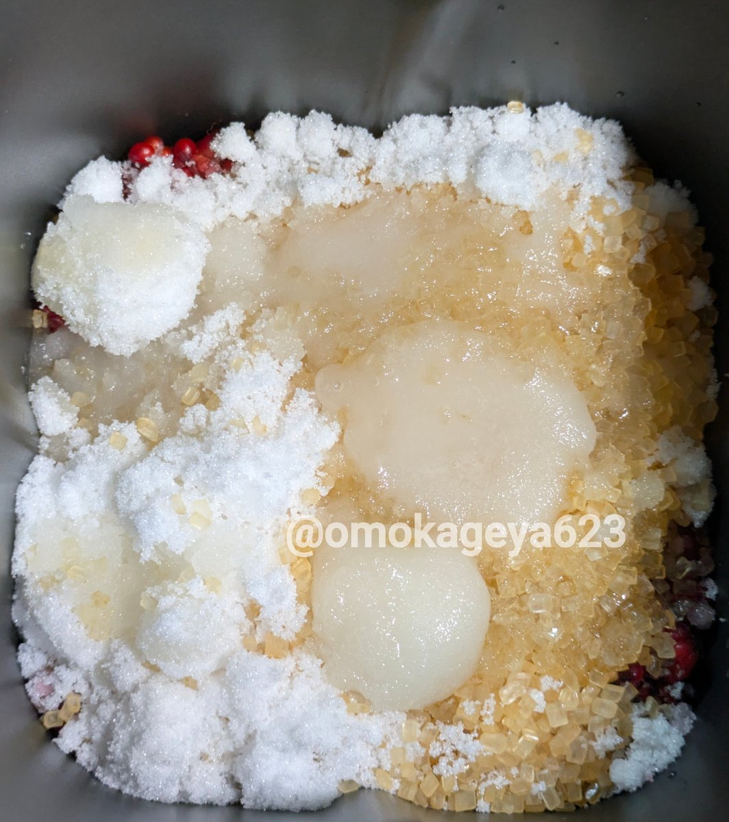 omokageya623's tweet photo. ちなみに、実だけにした物は何度か水にさらして洗い（これで極小の虫も割と出てくる）。
量が量なので、シロカちゃんで350g分のジャムを仕込み（砂糖は保存優先で実と同量を投入＋レモン果汁）。
入り切らない残りの実は、別の鍋でじっくり焦げない様にヘラで混ぜながらジャムにしました。 https://t.co/3s9dul1yP9