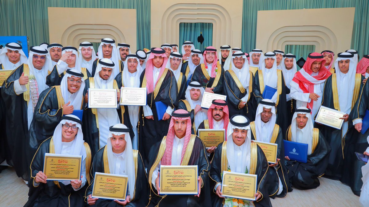 Faisaliya_Sch's tweet photo. تحتفي مدارس الفيصلية الأهلية
بخريجي المرحلة الثانوية في حفل
تخرجٍ يليق بإنجازاتهم وتميزهم. 🎓🏆
#مدارس_الفيصلية_الأهلية https://t.co/aN9YTeWVOj