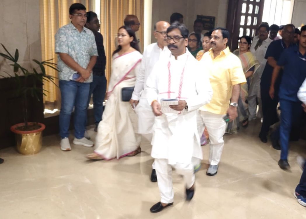 Live_Dainik's tweet photo. मुख्यमंत्री हेमंत सोरेन और गांडेय विधायक कल्पना सोरेन महागठबंधन के विधायकों के साथ राज्यसभा चुनाव में वोट डालने पहुंचे।
@HemantSorenJMM @JMMKalpanaSoren @pranavINC @INCJharkhand_ @JmmJharkhand @RJDforIndia @SPYadavGodda https://t.co/M5YDOauLjz