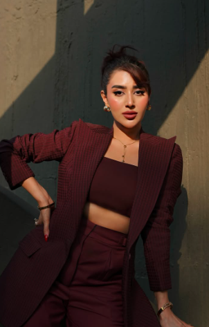 Glamtrendzz's tweet photo. Maroon blazer crop top aur high waist pants ka matching set. Belt buckle detail aur gold accessories#MonochromeLook #PowerDressing #MaroonAesthetic https://t.co/b6HV4ei5tI
