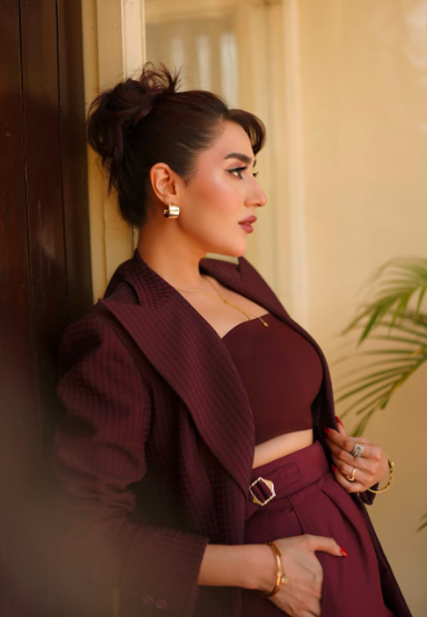 Glamtrendzz's tweet photo. Maroon blazer crop top aur high waist pants ka matching set. Belt buckle detail aur gold accessories#MonochromeLook #PowerDressing #MaroonAesthetic https://t.co/b6HV4ei5tI