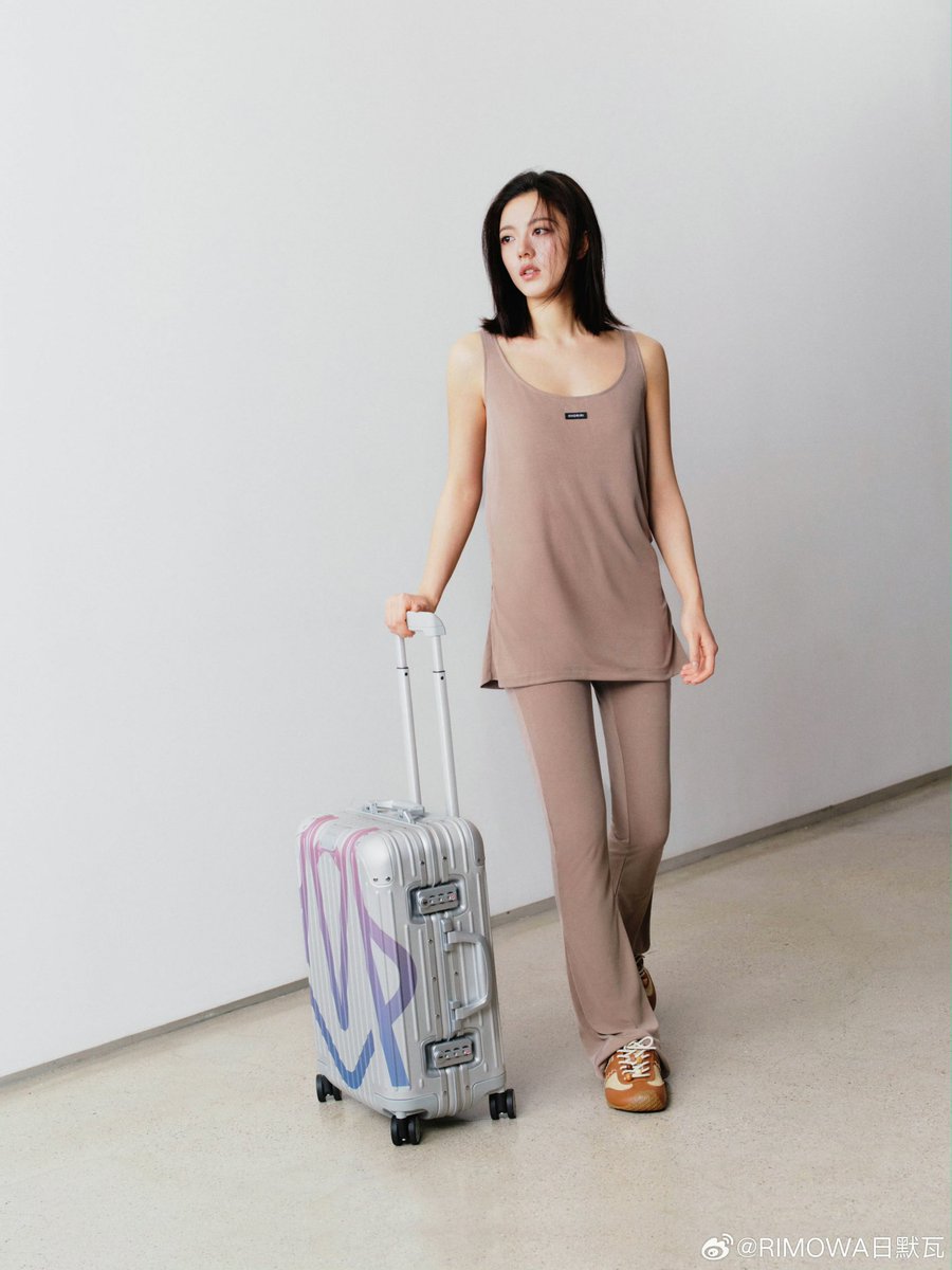 randmpersonjk's tweet photo. 2026.06.18
RIMOWA | Weibo

Brand ambassador Zhao Jinmai's new travel choice: Original Series Shanghai Limited Edition Monogram Carry-on Suitcase

The outer shell of the case is made of classic aluminum-magnesium alloy and is engraved with the eye-catching RIMOWA Monogram pattern. Its color inspiration comes from the blue-purple gradient of the night sky along the Huangpu River, paying tribute to the innovative spirit and technological atmosphere of Shanghai.

#ZhaoJinmai 🌾 #赵今麦