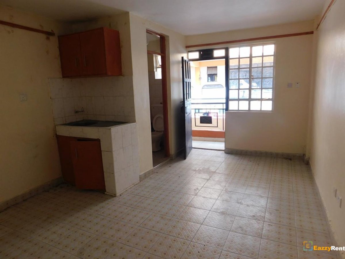 ignyharaz2's tweet photo. Kwa mara ingine.

Bedsitter ni ki single room iko na ka choo ka dish na hakuna maji, unamwaga na jug, kakonna sink alafu juu yake kuna cabinet moja .

Hii ni ya walala hoi yenye hata hujui kitanda utaeka aje, ukiweka 3x6 bed nyumba imejaa kabisa.

Hizi ni za wasicha wenye wahapendi kushare choo na ati juu ya infection.

Hizi ndo hulipwa 5k hapo 6500.

Studio sasa ni ka 1b hivi bila partition.
Ukiwa kwa kiti unaona kila kitu yako 

Lakini ni spacious, iko na ka balcony, kitchen na choo in separate rooms, bed area na sitting room kubwa.

Hii unapata choo na bafu ziko different na kitchen ni na sink nzuri kubwa unaeza weka cooker, fridge, na hata kitanda ya mtoto.

Hizo ndo huskia wenye mji wakisema studio at 20k per month.

Bedsitters are ideal for students or young singles on a strict budget ( the poor )

Studios are preferred by young professionals and expatriates who want a modern lifestyle and more room for home furnishings.
( SMO God big Ga) 

F1 Bedsitter.
F2: Studio.