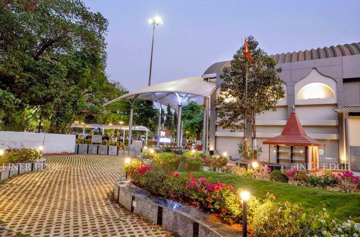 Theindiagrowing's tweet photo. Lonavala Railway Station after redevelopment.

A reminder that public infrastructure in India can be functional, modern, and beautiful at the same time. 🇮🇳

#ViksitBharat #IndiaGrowing #Infrastructure #AmritBharatStation #Lonavala https://t.co/QaaPF7wNHX