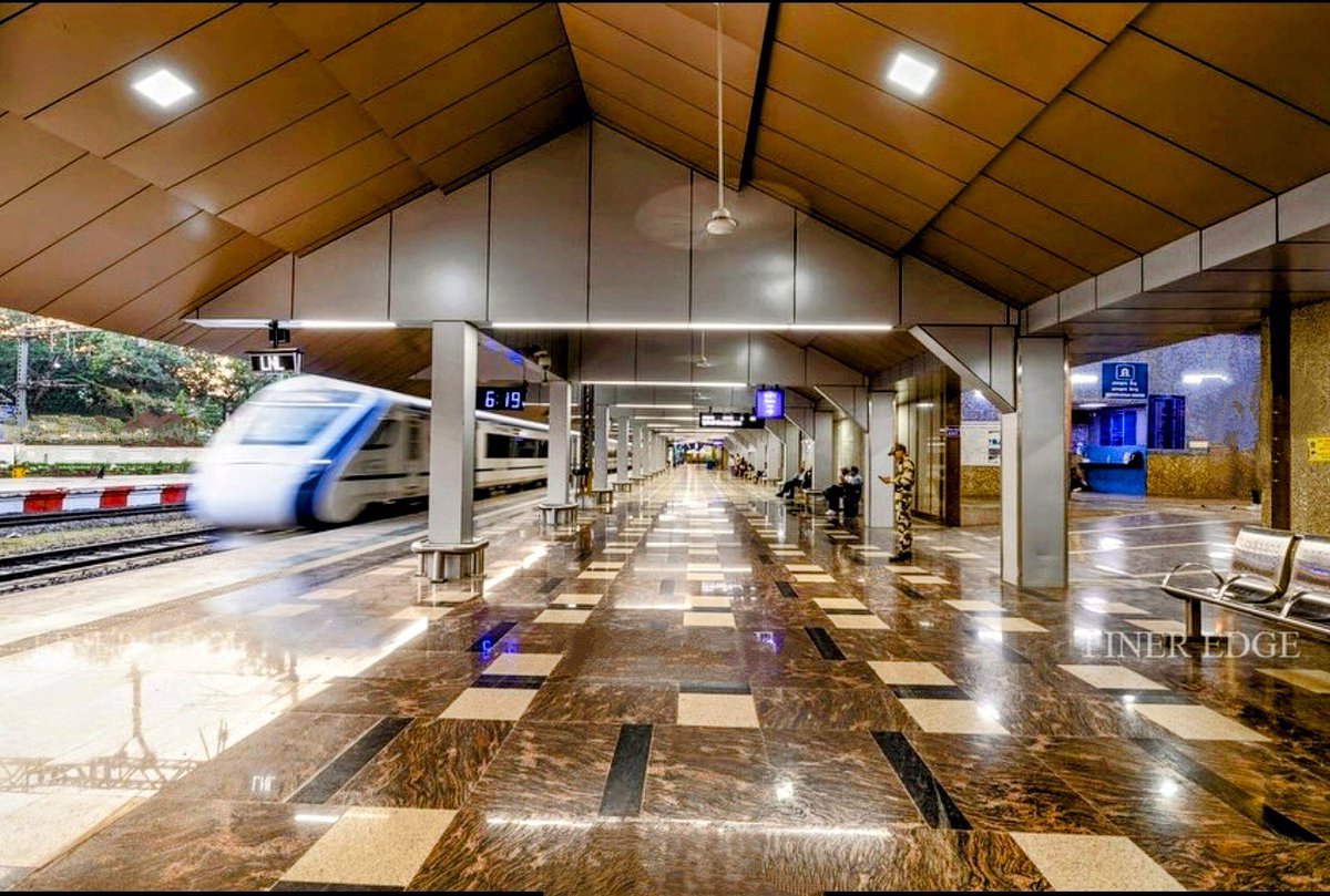 Theindiagrowing's tweet photo. Lonavala Railway Station after redevelopment.

A reminder that public infrastructure in India can be functional, modern, and beautiful at the same time. 🇮🇳

#ViksitBharat #IndiaGrowing #Infrastructure #AmritBharatStation #Lonavala https://t.co/QaaPF7wNHX