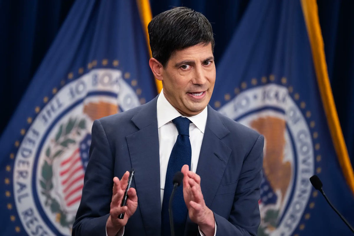 cosminsroman's tweet photo. Kevin Warsh, noul presedinte al Federal Reserve ii arata lui Donald Trump cine conduce banca centrala a Statelor Unite

Warsh alege sa fie de partea buna si pastreaza Fed independenta fata de presiunile politice venite de la Casa Alba si ii tine piept chiar lui Donald Trump care l-a numit in functie tocmai in sparanta ca va fi obedient si va duce o politica monetara relaxata care va tine in continuare de mana pietele de capital.

Noul presedinte al Federal Reserve a livrat exact ce trebuia pentru ca institutia sa nu se abata de la scopul sau si continua politica monetara dusa de vechiul presedinte Jerome Powell.

Efectul?

Dupa ce aseara pietele traditionale si piata crypto au aflat ca nu vor mai fi "tinute de manuta" s-au trezit brusc la realitate si au corectat imediat.

Tonul din timpul discursului din cadrul conferintei de presa a fost in mod repetat unul foarte hawkish.

Spre deosebire de fostul presedinte Fed, Warsh alege sa aiba un discurs direct si fara ambiguitati, iar mesajul lui de aseara a fost clar: dobanzile de referinta raman neschimbate si probabilitatea unei majorari este aproape certa in acest an, inflatia a stat mult prea mult timp deasupra target-ului de 2%, iar investitorii nu vor mai primi forward guidance si sunt incurajatii sa gandeasca de acum singuri.

Practic, in caz ca erai sigur ca piatele traditionale si piata crypto vor fi incurajate de o politica monetara relaxata, acum esti pus in fata unei situatii contrare.

Ar trebui sa fii foarte atent la miscarile din piata din urmatoarea perioada si sa inveti sa te adaptezi rapid la noile conditii pentru a te pozitiona corect si a iti forma portofoliul de investii in mod smart.

Daca vrei sa ramai la curent cu tot ce se intampla in pietele traditionale, piata crypto si economie in general, interactioneaza cu postarea asta (like, share, save, etc.) pentru a ajunge profilul meu la cat mai multe persoane interesate mai ales in aceasta perioada complicata.

Stay safe, anon.
