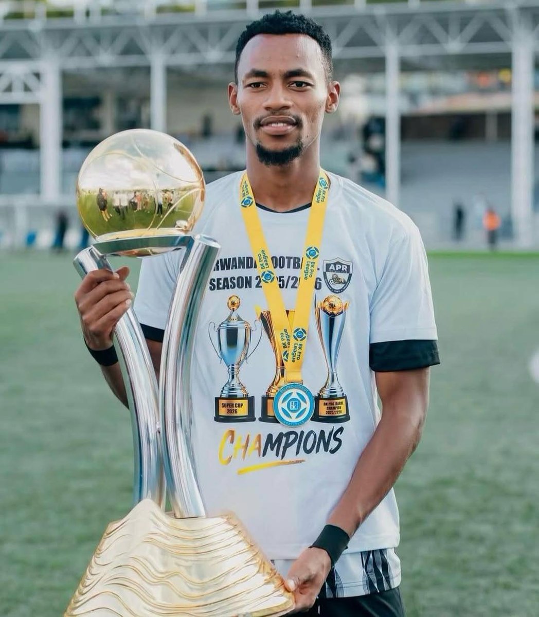 umunotanews's tweet photo. APR FC yatandukanye na Kapiteni wayo Niyomugabo Claude wari uyimazemo imyaka 7, nyuma yo kutumvukana ku kongera amasezerano. 

Uyu musore ukina yugarira ku ruhande rw'ibumoso, yatwaranye na APR FC ibikombe 7 bya shampiyona byose iheruka. #UmunotaNews https://t.co/uDq5j7bDbk