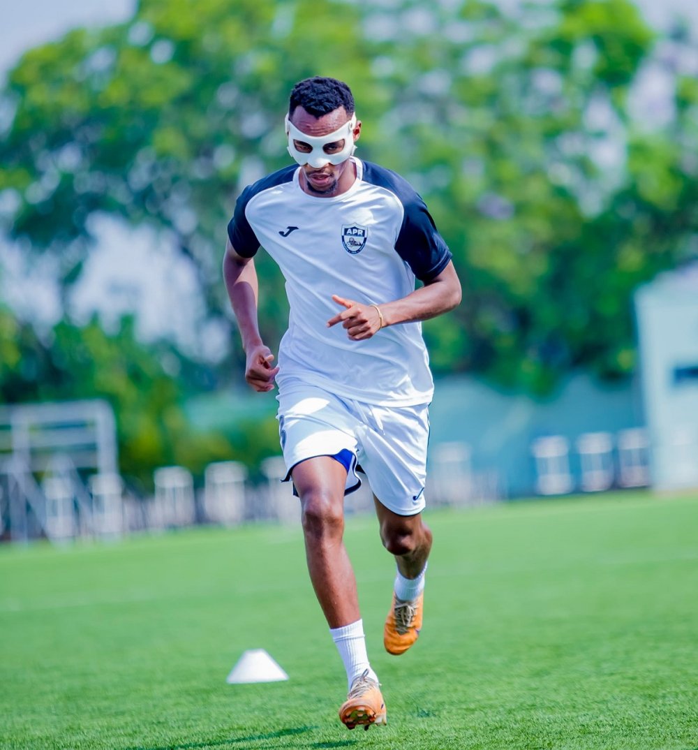 umunotanews's tweet photo. APR FC yatandukanye na Kapiteni wayo Niyomugabo Claude wari uyimazemo imyaka 7, nyuma yo kutumvukana ku kongera amasezerano. 

Uyu musore ukina yugarira ku ruhande rw'ibumoso, yatwaranye na APR FC ibikombe 7 bya shampiyona byose iheruka. #UmunotaNews https://t.co/uDq5j7bDbk